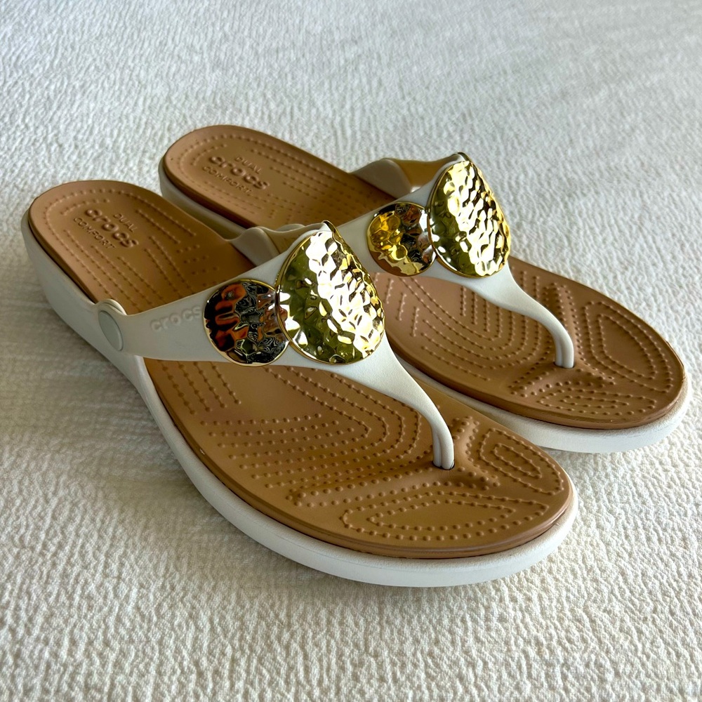 Crocs Sanrah Dual Comfort EUC Flip Flops Ivory Beige Gold Metalic Circle Size 11